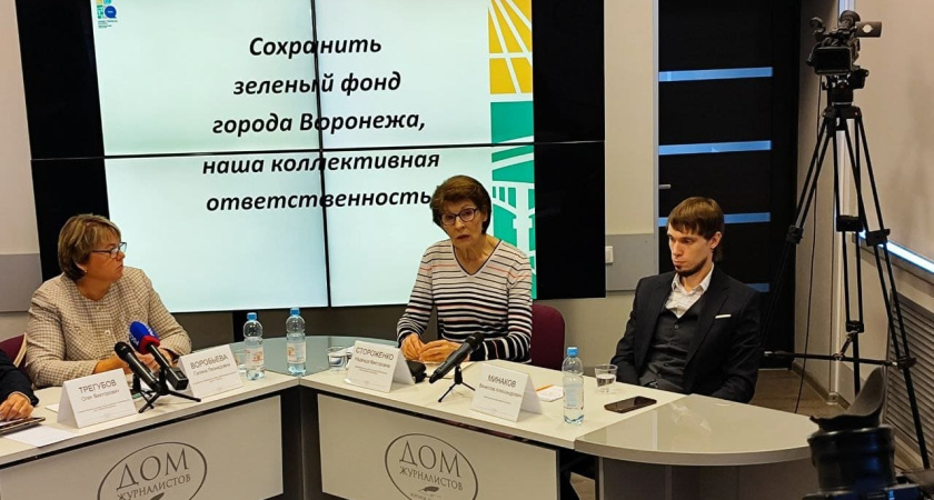 О том, что деревьями в Воронеже жертвуют ради интересов строителей, рассказала член ОП