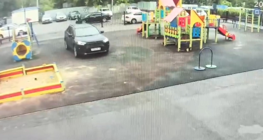 В скандал с детской площадкой «вляпался» родственник председателя Воронежской гордумы 