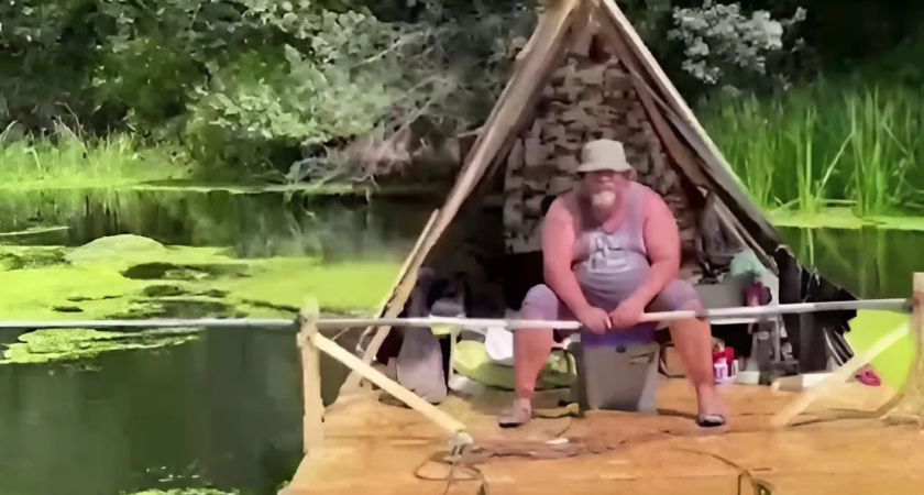 Мужчина на плоту почти неделю сплавляется по реке Воронеж из Липецка в Рамонь