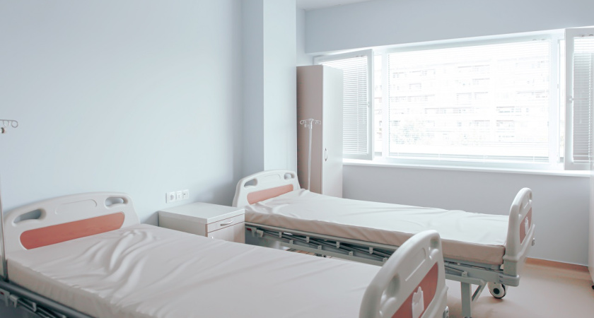 Монтажник, переживший падение платформы подъемника крана в воронежском ЖК, умер в БСМП