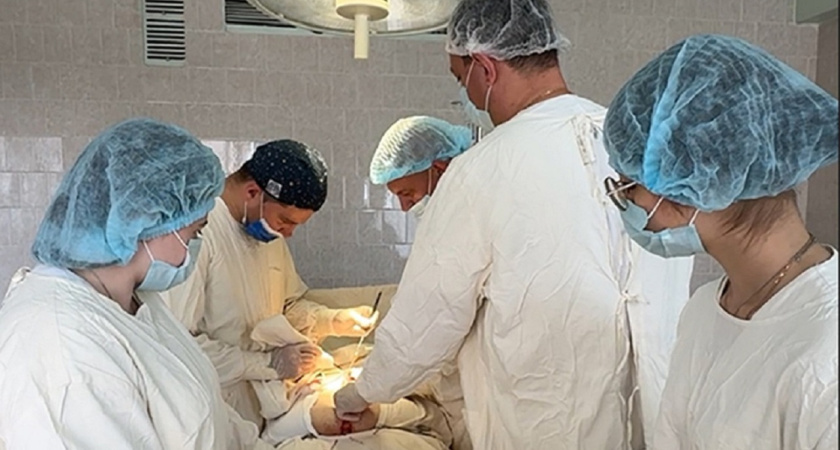 Уникальный случай: четверо хирургов провели три операции через один разрез жительнице Воронежа 