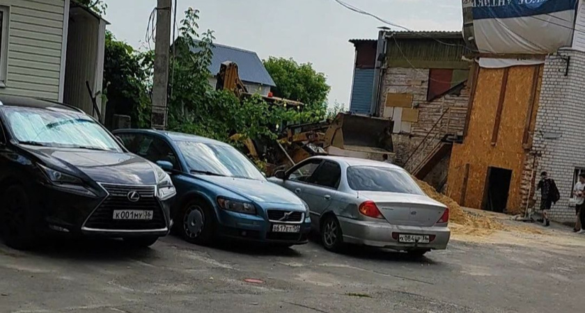В полиции прокомментировали попытку прорыва тракторов на стройплощадку через чужой забор в Воронеже 