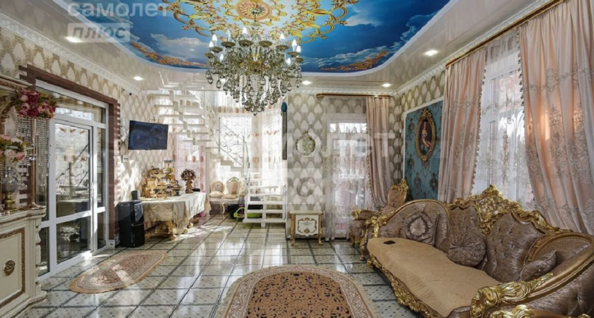 Сельский шик: купеческим убранством особняка за 17 млн дразнят на «Авито» в Воронеже