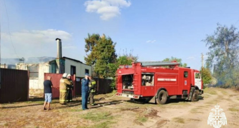 5 жилых домов пострадали при пожаре в Богучарском районе Воронежской области 