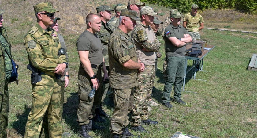 С генеральскими погонами и наградным пистолетом зампред воронежского облправительства посетил мобилизационный сбор