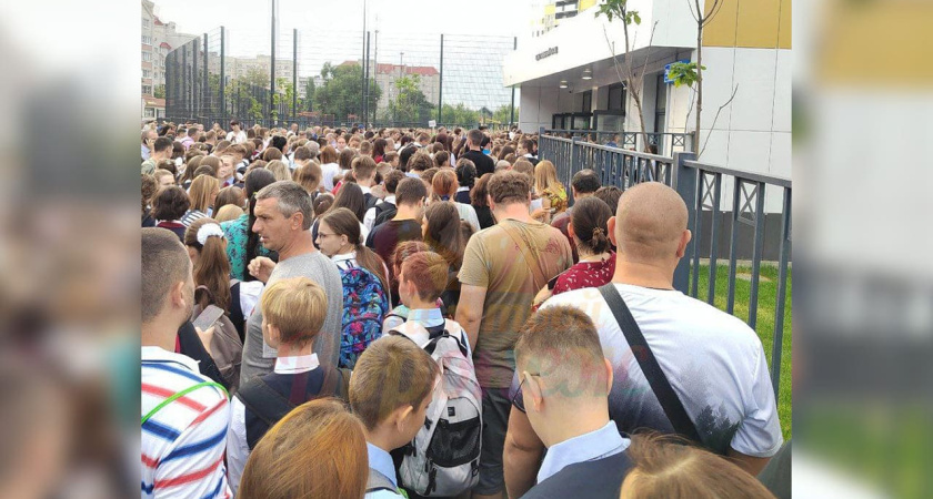 Массивная давка образовалась на входе в новую школу в Воронеже