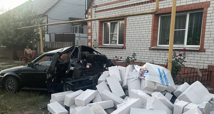 Автомобилистка снесла забор и газосиликатные блоки в Воронежской области