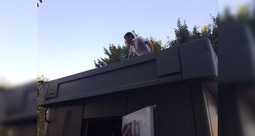 Воронежец в одиночку потушил пожар на крыше киоска