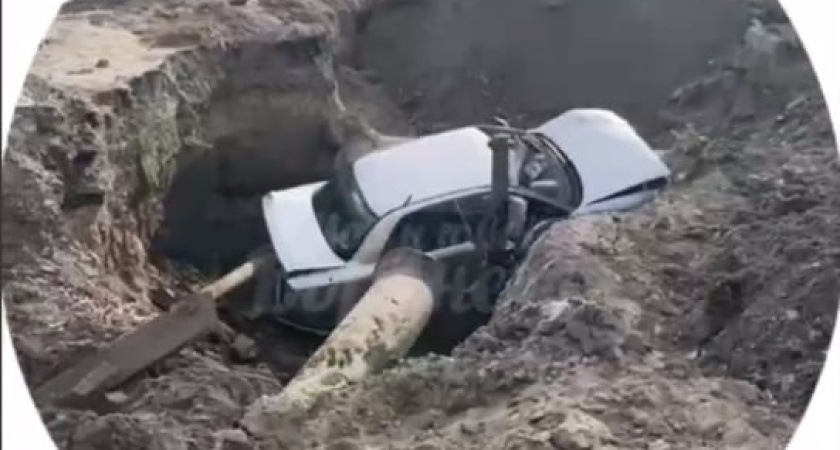 Автомобиль провалился в яму в Воронеже