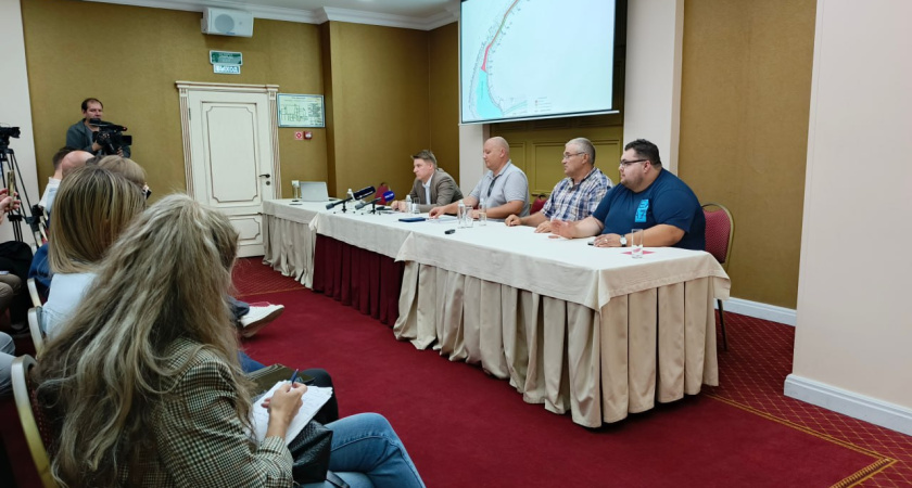 Компания «Пятый сезон» убирает вызвавшую возмущение насыпь на реке Усмань в Воронежской области