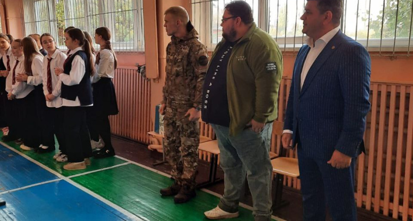 Торжественное поднятие флага при участии бойца спецоперации прошло в воронежской гимназии