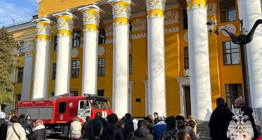 В Воронежском лестехе вспыхнул пожар