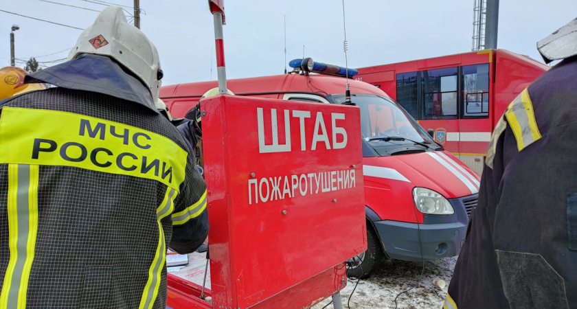 Об отсутствии каких-либо угроз для населения и соседних с горящей нефтебазой предприятий заявил воронежский губернатор