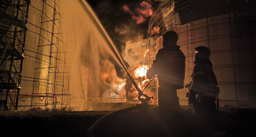 Площадь пожара на нефтебазе в Лискинском районе составляет почти 3 тыс. квадратных метров