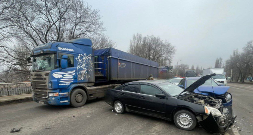 Столкновение трех автомобилей в Воронеже: подробности ДТП