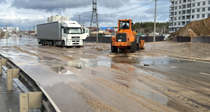 Застрявшие после коммунальной аварии автомобили вытаскивают при помощи спецтехники в Воронеже