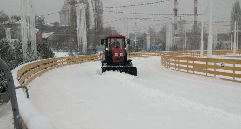  Из-за снегопадов закрыли каток на Адмиралтейской площади в Воронеже 