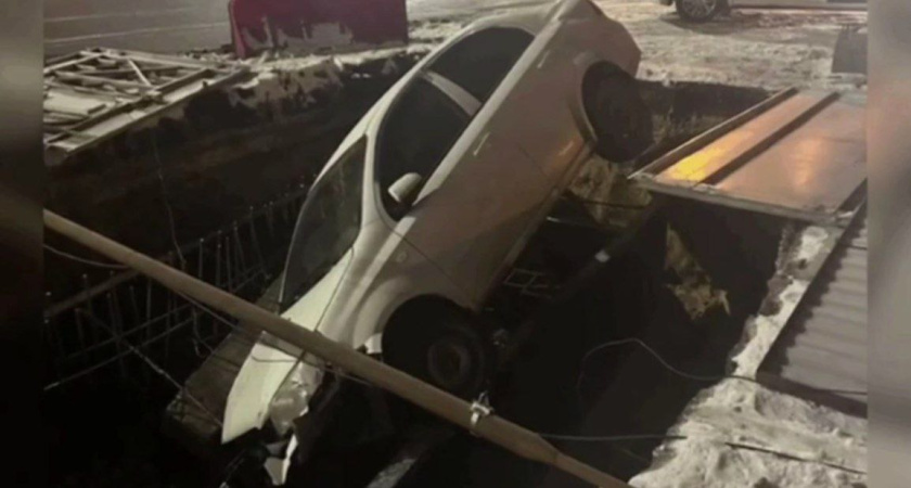  Водитель «легковушки» свалился в котлован и сбежал с места ДТП в Воронеже