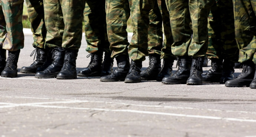 Власти увеличили выплаты для помогающих в привлечении на службу по контракту в Воронежской области