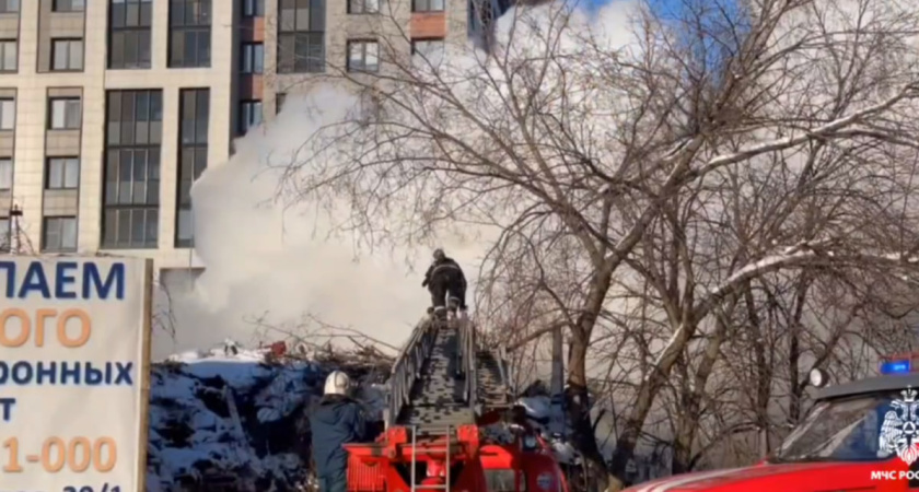 Пожарные потушили крупное возгорание на пересечении 9 января и Пирогова в Воронеже