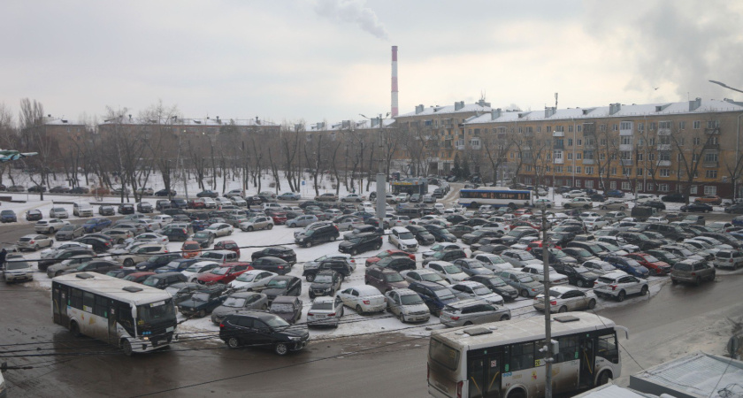Мэр Воронежа поручил организовать нормальную парковку на площади напротив авиационного завода