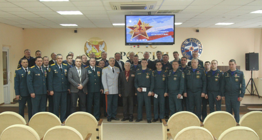 Тушивших пожары после атак БПЛА спасателей наградили в Воронеже