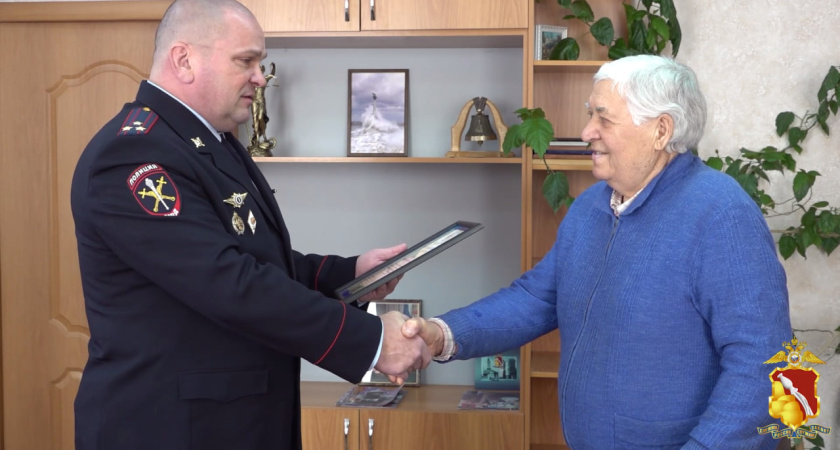 Пенсионер из Семилукского района награжден за помощь в задержании мошенника в Воронежской области