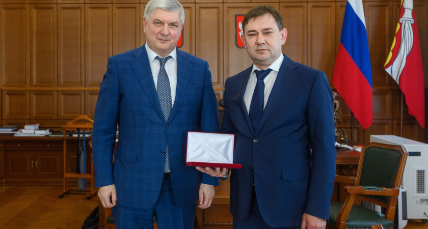 Губернатор Александр Гусев наградил Владимира Нетёсова знаком отличия «За заслуги перед Воронежской областью»