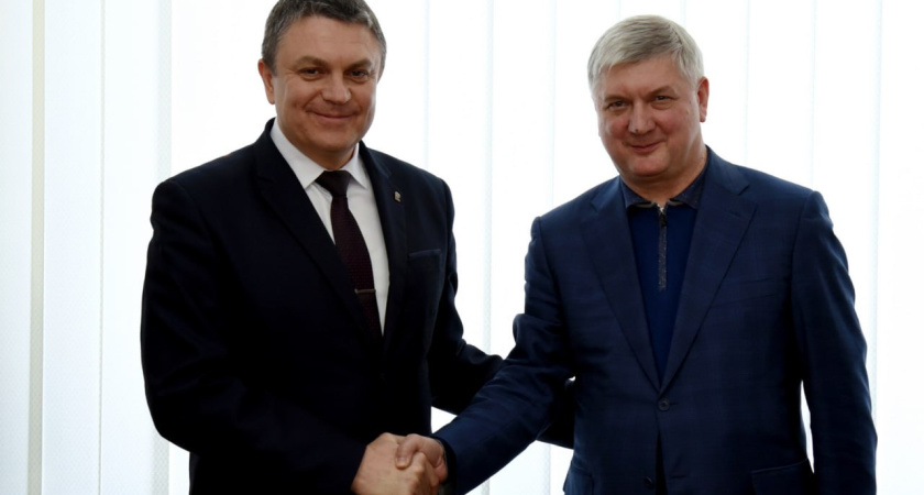 Губернатор Воронежской области Александр Гусев поздравил Леонида Пасечника с юбилеем