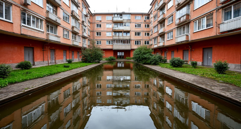 «Детский бассейн» во дворе: жители Воронежа страдают от огромных луж после дождей