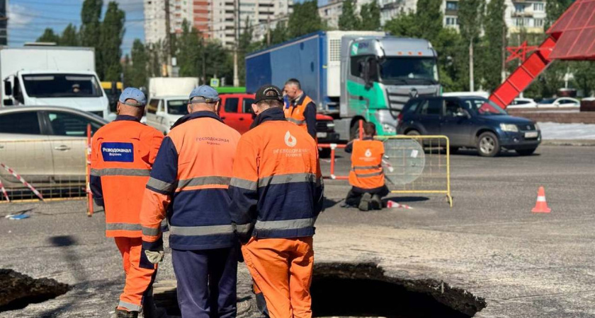 Коммунальную аварию у Памятника Славы оперативно устраняют