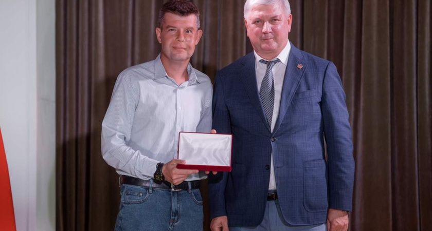 Губернатор Александр Гусев вручил государственные награды в воронежской усадьбе