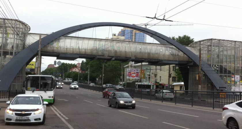 В Воронеже начали наносить новую дорожную разметку на Московском проспекте