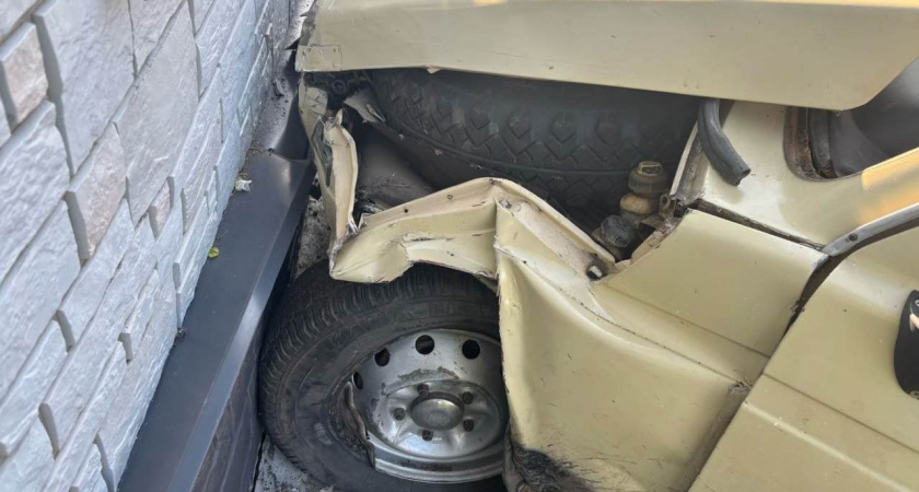 В Воронежской области легковой автомобиль врезался в дом