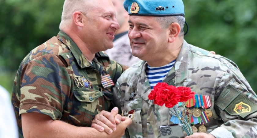 Воронежцы почтили память десантников у монумента «Родина ВДВ»