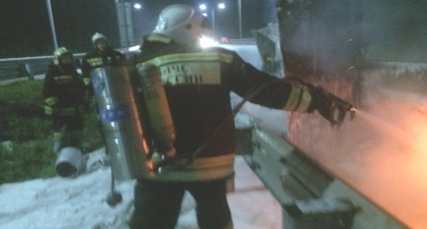 В селе Липовка Бобровского района ночью загорелся автобус