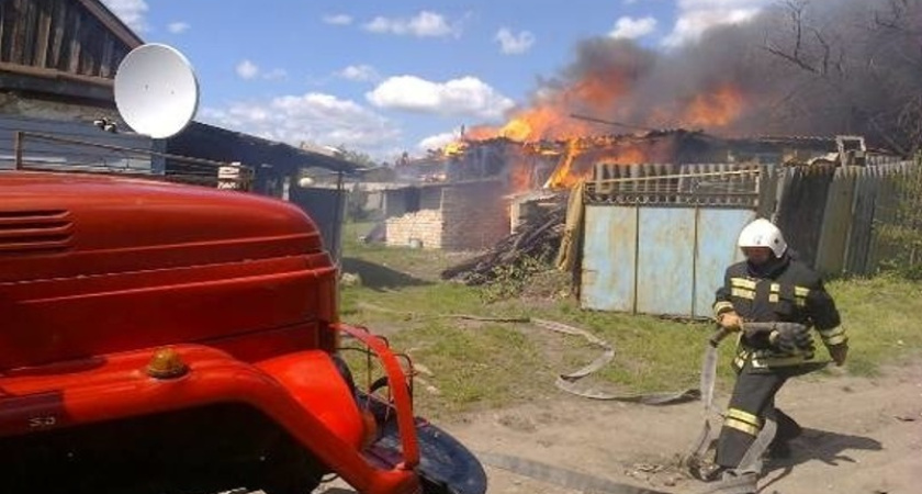 В селе Большие Базы Ольховатского района пожар охватил хозяйственную постройку