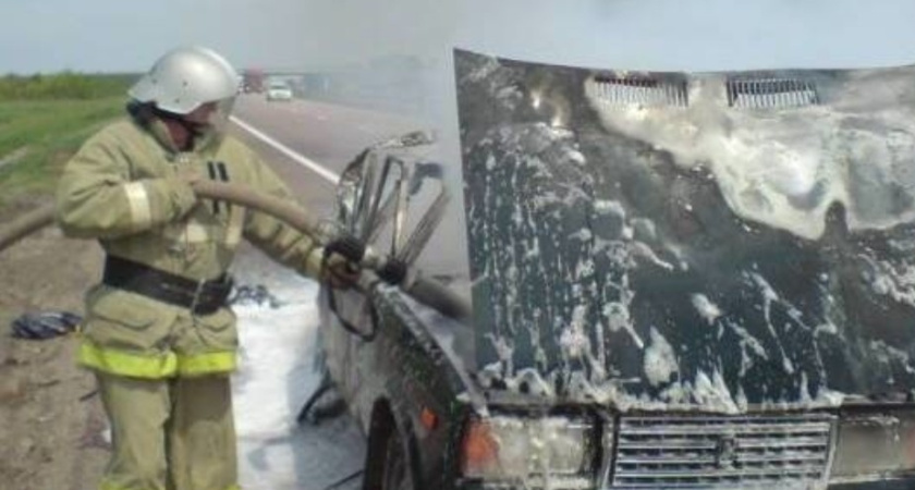 На трассе в Семилукском районе пожар уничтожил легковой автомобиль