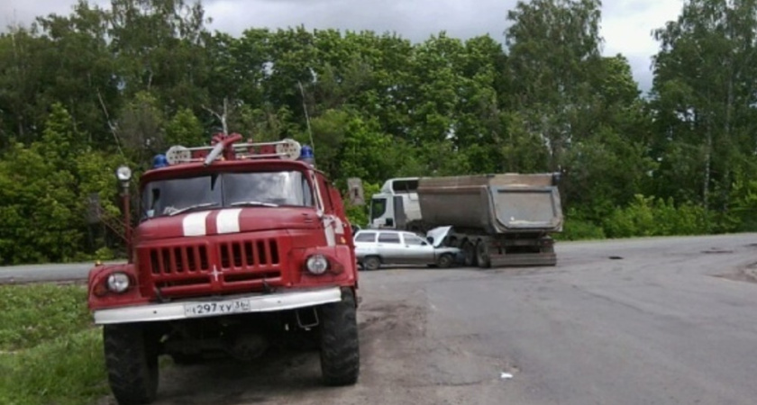 На трассе в Верхнемамонском районе в серьёзном ДТП столкнулись грузовик и легковушка