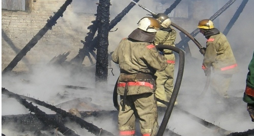 В селе Староникольское Хохольского района пожар уничтожил хозяйственную постройку