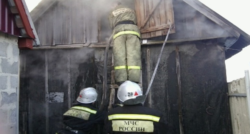 В Борисоглебске загорелись хозяйственные постройки на улице Карла Маркса