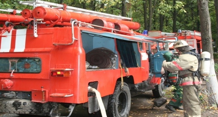 В селе Шкурлат Павловского района ночью загорелся экскаватор на предприятии