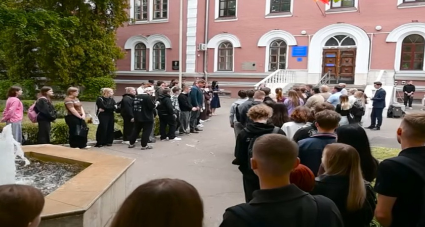 В Воронеже студенты почтили память жертв теракта в Беслане акцией «Капля жизни»
