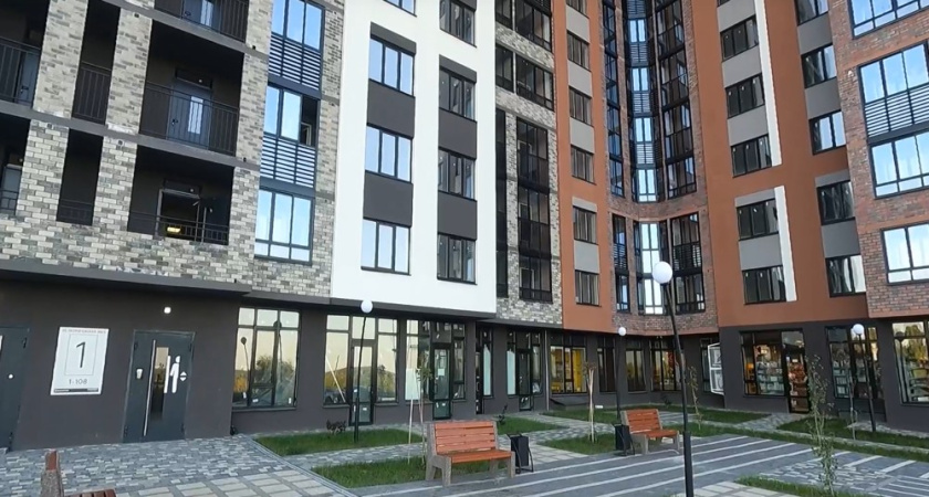 Две воронежские семьи получили новые квартиры взамен аварийного жилья