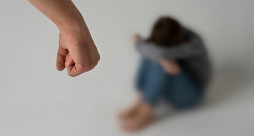 В Семилукском районе уроженка Смоленской области избивала и унижала приёмных детей