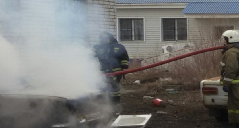 В Левобережном районе Воронежа загорелся легковой автомобиль
