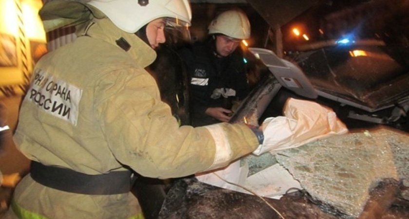 В Рамонском районе легковой автомобиль на полном ходу врезался в стоявшую «Газель»