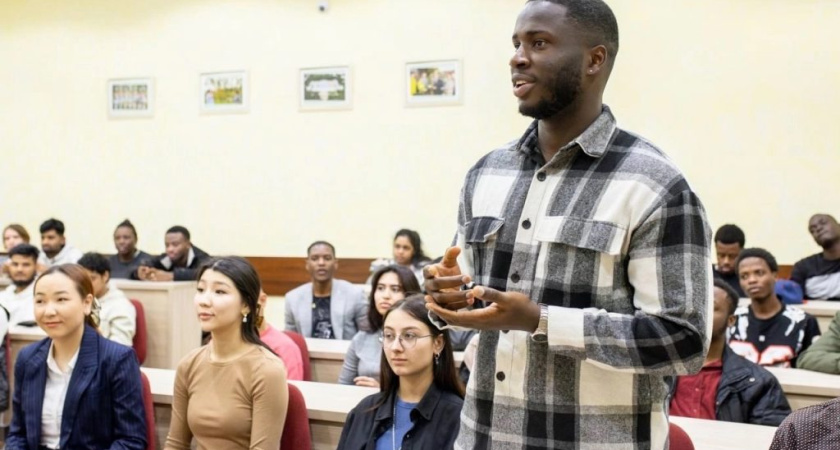 Африканский агроном Ндейкассокланим предпочел воронежский чернозем тропическим почвам