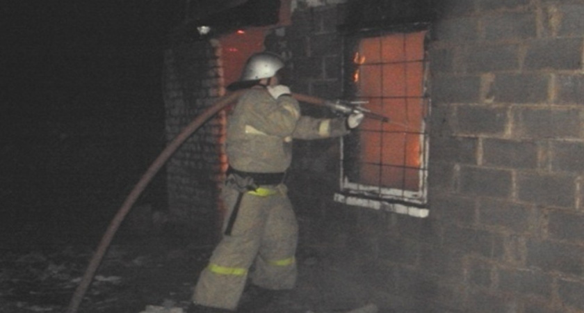 В Левобережном районе Воронежа ночью сгорела постройка в СНТ