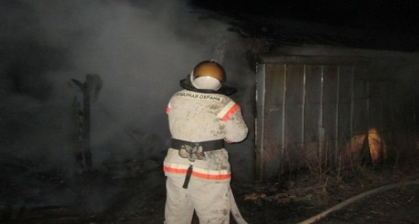 В Павловском районе при пожаре в надворной постройке пострадал человек